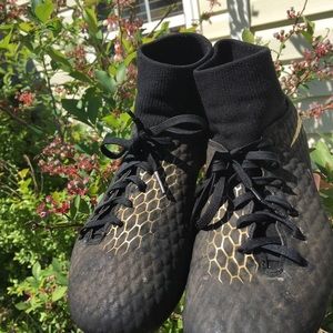 Nike hyper venom phantom soccer cleats. Black&gold